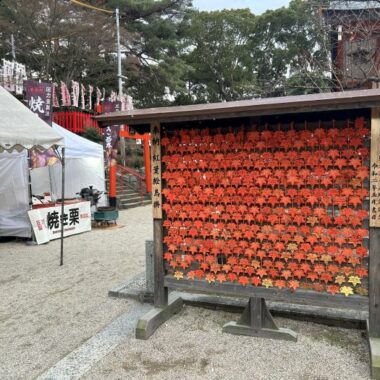 雪舞う紅葉絵馬